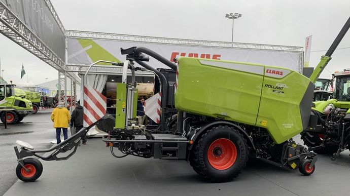 La presse enrubanneuse Rolland 630 RC Uniwrap est la première Uniwrap à bénéficier du design en Y novateur de la famille de produits Claas lancé en 2019 avec la Lexion.