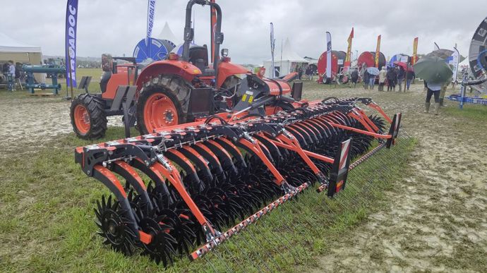 Une houe rotative fait son entrée dans la gamme désherbage de Kubota. Les étoiles en fonte d’une pièce sont sur deux rangées, et travaillent avec le dos de la cuillère pour limiter les projections.