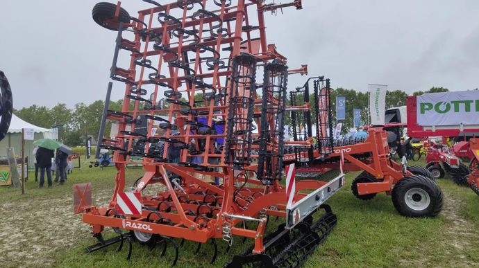 Razol présente son déchaumeur Vibro au salon Innov-Agri. Machine portée de 3 à 8,5 mètres, elle se compose de 5 rangées de dents suivies de deux rouleaux cannelés, ainsi que de roues de jauge pour gérer la profondeur.