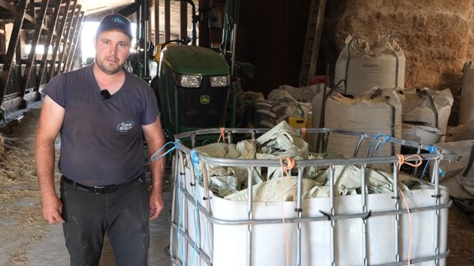 L'agriculteur a mis en place un système de compaction pour rationaliser la gestion des déchets plastiques sur sa ferme.