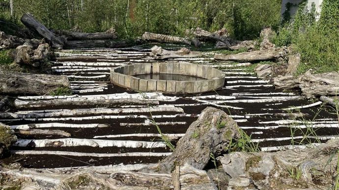 Tourbière de l’arc jurassien, l’un des jardins pédagogiques du Cercle immense. Il a pour objectif de sensibiliser à la préservation des écosystèmes fragiles de cette région (prairies calcaires, tourbières, forêts et lacs).