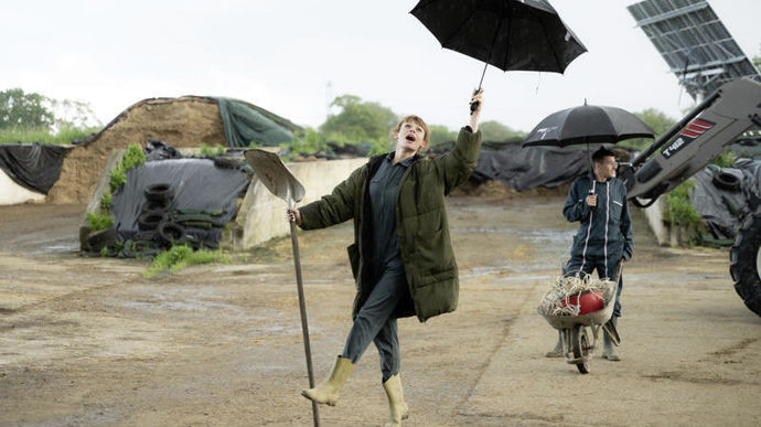 La mise en scène de Déter donne une production dynamique et joyeuse.