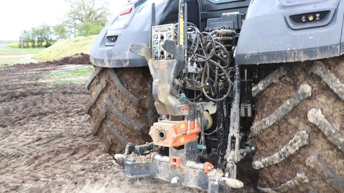 Le module du côté du tracteur comprend le système de verrouillage de l'attelage.