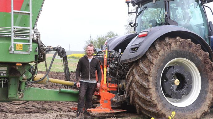 Sylvain Bellenger attèle et dételle son épandeur depuis la cabine de son tracteur grâce au système automatique Siwi.