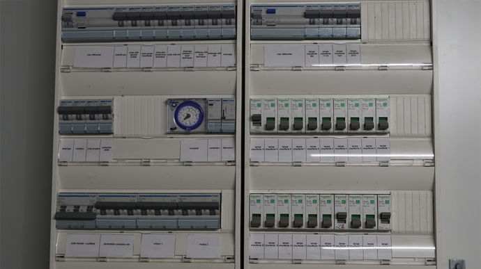Le tableau électrique placé dans le local technique englobe les interrupteurs de chacune des lampes installées dans les cases d'agnelage.
