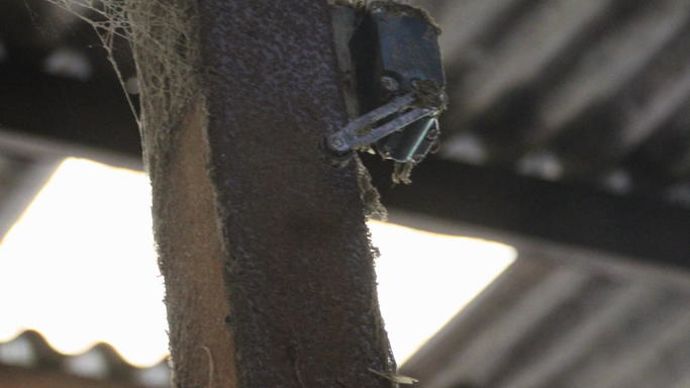 En haut du poteau, un contacteur coupe l’alimentation électrique du moteur dès que le cadre arrive en fin de course.