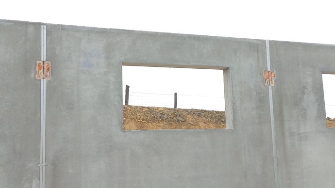 Leretrif Rossard Batiment reçoit deux étoiles pour Watt’n’wall, un mur préfabriqué équipé d’un réseau hydraulique permettant de chauffer et/ou refroidir l’ambiance des cases de postsevrage en élevage porcin. Le système chauffe les cases du côté du mur afin d’obtenir une température plus élevée qu’à l’entrée de la case. En le couplant à une pompe àchaleur réversible, le système peut également servir de refroidisseur.