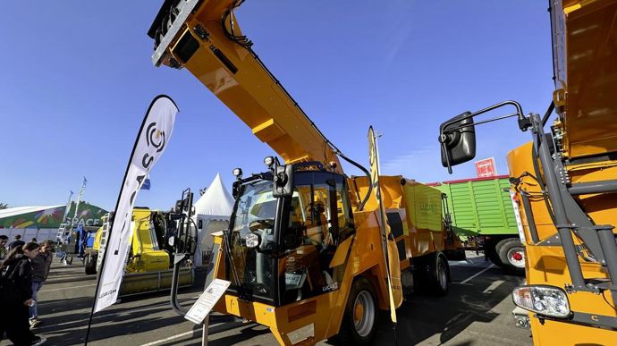 Lucas G. offre un lifting à sa gamme de mélangeuses automotrices. La principale innovation concerne la cabine qui propose désormais une surface vitrée sur la partie inférieure du pare-brise. La visibilité, notamment sur la fraise, en est fortement améliorée.