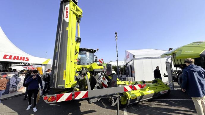 Claas présente la faucheuse Disco 9300 Direct Swather équipée d'un groupeur d'andains par vis. Cette  vis sans fin possède une conception conique avec un volume de transport plus important vers le centre car plus le diamètre de la vis augmente, plus le volume de récolte évacué peut être important.