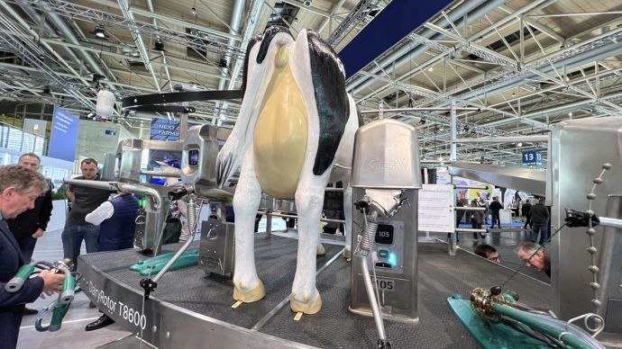  - GEA profite du salon pour dévoiler son futur manège de traite. Le T8600 sera lancé sur le marché en 2023. Cette installation de traite est connectée directement au logiciel de conduite d’élevage GEA DairyNet. Cette solution offre tous les bénéfices de la télématique et permet des interventions de maintenance et de dépannage, même pendant la traite.