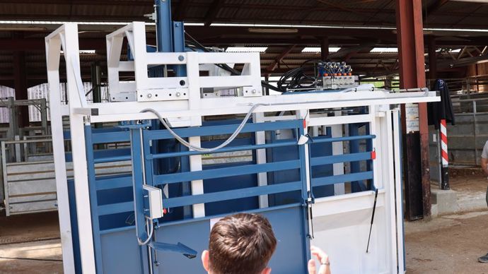 L’Institut de l’élevage est primé pour sa cage de contention Bov’Adapt conçue pour peser, immobiliser et contenir les bovins en toute sécurité. Contrairement aux cages existantes, l’animal n’a pas besoin d’avancer pour être bloqué dans la partie avant de la cage. Ici, c’est le dispositif de contention qui se déplace vers l’animal. La contention se fait donc sans contrainte.