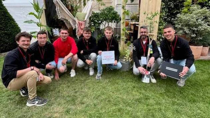 Entourés de leurs professeurs, les jeunes de la MFR, heureux d’avoir remporté le Grand Prix du petit balcon fleuri.