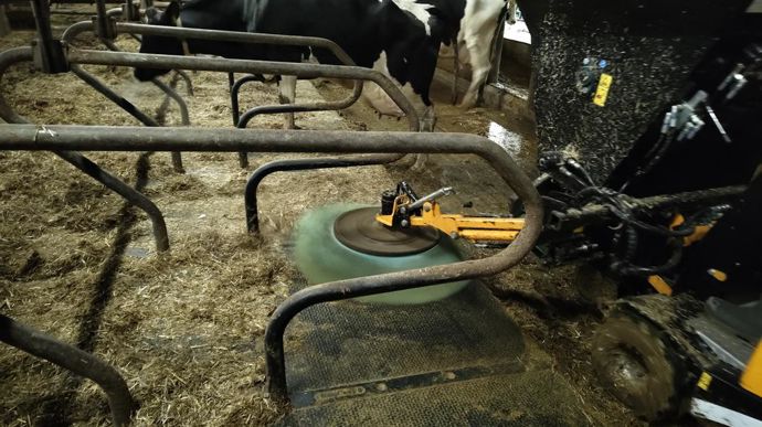 La brosse de 90 cm permet de nettoyer le bas de la logette, pour préparer le paillage.