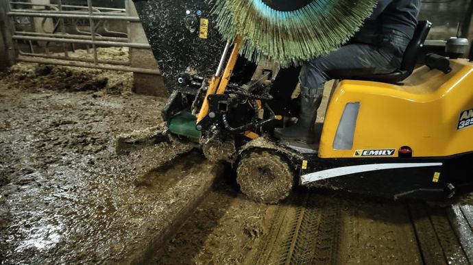 Baisser la trémie permet à la machine de passer une marche de 20 cm de hauteur.