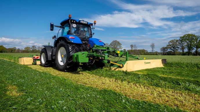 Krone reçoit une étoile pour son dispositif d’équilibrage automatique sur une faucheuse de grande largeur. Baptisé EasyBalance, ce système de transfert de charge est télescopique et hydraulique. Il peut recevoir jusqu’à dix masses de 50 kg et sort de 60 cm vers l’extérieur de manière complètement automatique, lors du passage de la faucheuse depuis la position route vers la position de travail. La faucheuse est de ce fait équilibrée, ce qui sécurise les manœuvres en bout de champ et réduit les contraintes sur les bras de relevage du tracteur et sur le châssis de la faucheuse en lui-même. D’autre part, cette solution permet d’atteler la faucheuse à un tracteur à moteur à quatre cylindres et ne nécessite pas un grand empattement ni une forte puissance.