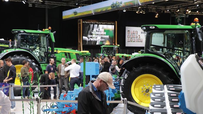 Le constructeur américain John Deere annonce qu’il ne participera pas au Sima 2024. Il souhaite se recentrer sur des évènements locaux. Ceux-ci auront pour objectif de mieux présenter les produits auprès des concessionnaires et des clients.