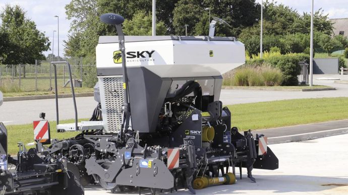 Ne les appelez plus Sulky ! Le groupe breton Burel annonce que ses trois marques Sulky, Prolog et Sky sont désormais toutes commercialisées sous les mêmes couleurs et la même marque : Sky Agriculture.