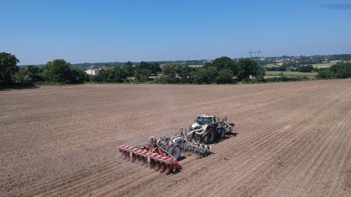 Le chauffeur roule généralement à 7 km/h, un bon compromis entre qualité du travail pour le strip-till et régularité d’enterrage pour le semoir.