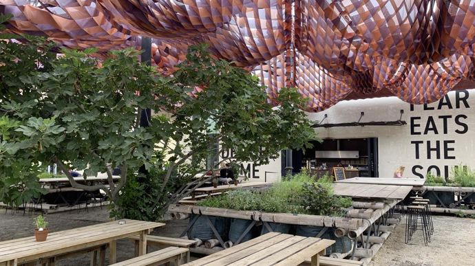 Le complexe artistique et culturel Luma Arles accueille des expositions 
et réalisations artistiques au sein d’un ancien site industriel de la SNCF.