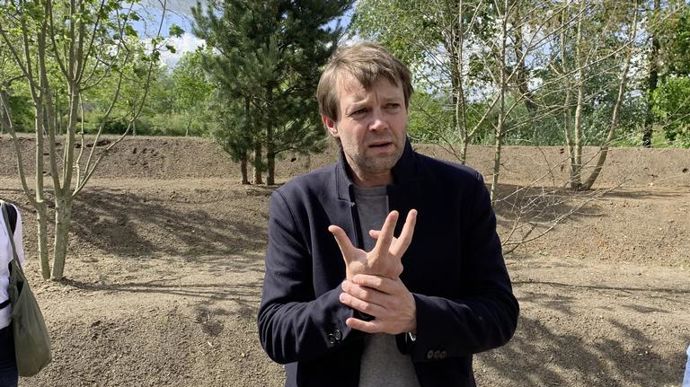 Bas Smets, le concepteur paysagiste belge qui a dessiné le parc : « Jamais auparavant je n’avais fait de jardin à partir de rien. Souvent on nous appelle pour améliorer la situation, là il fallait créer quelque chose à partir du néant. »