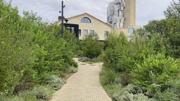 Un jardin a dû y être réalisé au-dessus d’une dalle de béton totalement stérile.