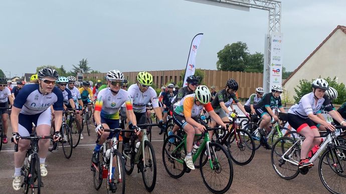 Les 56 coureuses cyclistes se lancent pour un parcours de 26 km.
