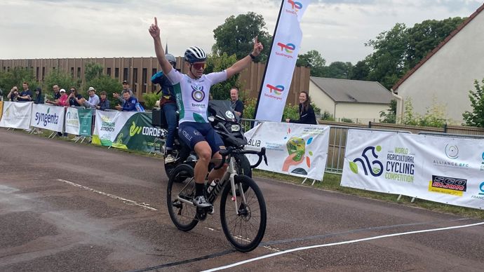 Les bras levés, Thibaut Boulanger (Bioline by InvVivo-Smag) fête sa première place avec 37 secondes d'avance sur ses poursuivants dans la catégorie Premium, comptant 177 coureurs.