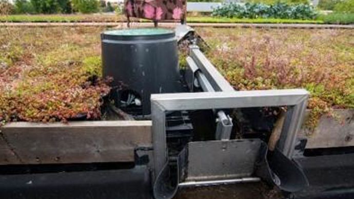 L’eau peut être évacuée ou retenue dans la couche de drainage grâce à une vanne intelligente (Smart Flow Control).