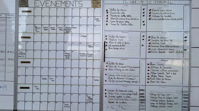 Des plannings sont présents à divers endroits de l'exploitation pour informer l'équipe des activités, évènements et tâches à réaliser.