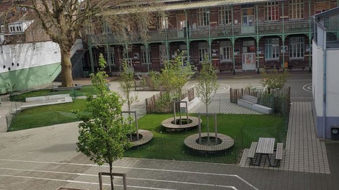 Photo 11 - La catégorie espace public urbain, jardins a en fait été celle des réaménagements de cours d’école, une grande tendance du moment. Victoire d’Or pour la ville de Lille et des cours-jardins, réalisation multisites. Il s’agit en fait de trois cours d’écoles devenues lieux de nature ouverts à tous.