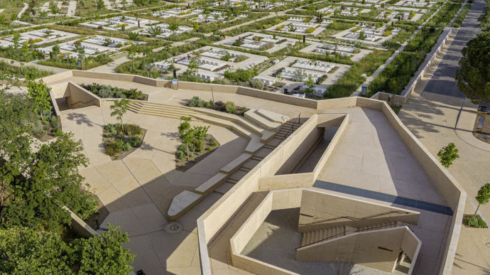 Photo 9 - Espaces publics urbains, catégorie cimetières, victoire d’or pour Montpellier Méditerranée Métropole pour son cimetière métropolitain, conçu comme un parc public. Le concepteur devait faire face à des contrainte importantes de gestion de l’eau ou de la topographie, sans compter les aspects culturels toujours compliqués dans les sites où reposent les défunts !