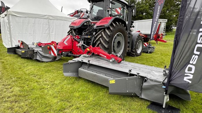 Massey Ferguson présente une nouvelle génération de groupes de fauche, disponible dans des largeurs de travail de 9,60 et 10,10 m. Parmi les évolutions majeures, on note l'arrivée d'un lamier plus robuste et un mode Eco qui permet de fonctionner à 850 tr/min.