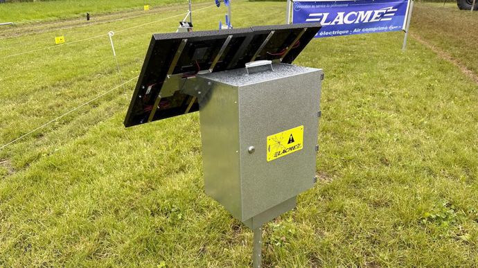 Lacmé s'attaque à la protection des électrificateurs de clôture avec un boîtier galvanisé antivol électrifié. La fixation du boîtier sur le piquet et la liaison pour la prise de terre se font à l'intérieur de la boîte sécurisée.