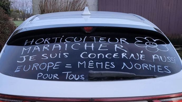 Même s'ils n'étaient pas auprès des barrages, certains horticulteurs ont utilisé leurs véhicules professionnels pour laisser des messages et afficher leur soutien.