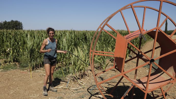  - Morgane Stoquart est cheffe de culture en charge de l'irrigation des exploitations Vert’Veine et Mas-Saint-Jean. Des grandes cultures y sont irriguées au goutte-à-goutte. Un touret comme celui-ci permet d'irriguer environ 1 ha.