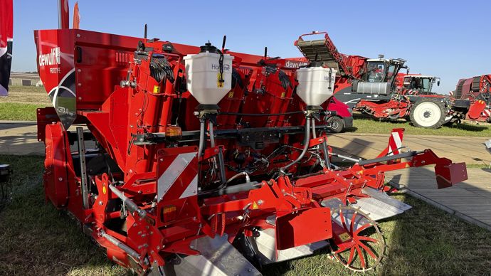 Dewulf étend sa gamme de planteuses avec la Certa 40 Integral. Cette planteuse à godets combine le travail du sol, la plantation et le buttage en un seul passage.