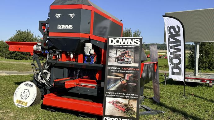 Downs élargit sa gamme de trieurs optiques avec l’arrivée du I-Crop VisionReposant sur la même technologie que le CropVision, le I-CropVision est un module indépendant et autonome pouvant s’intégrer facilement dans toutes les installations, aussi bien à la réception derrière un déterreur, qu’aux expéditions derrière un retourneur de caisses ou encore dans une chaine de calibrage. Le I-CropVision est compatible avec tous les fabricants, toutes les années de construction et toutes les implantations.