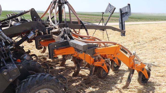 La rampe de semis arrière peut être remplacée par un semoir monograine.