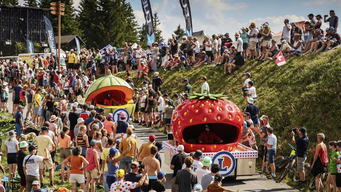 La caravane publicitaire ramène sa fraise sans se prendre le melon entre Annemasse et Morzine le 15 juillet.