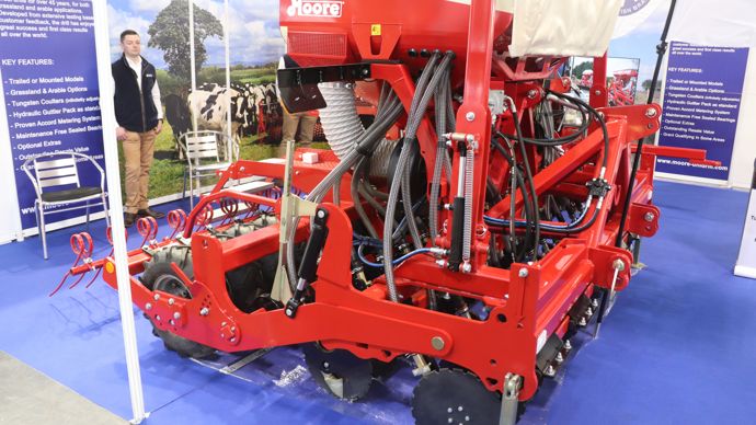  - Présent au Sima pour la première fois, le constructeur anglais Moore présentait deux semoirs de 3 m sur son stand. Le semoir porté est composé de 32 disques espacés de 90 mm alors que celui traîné est doté de 24 disques ayant un écartement de 125 mm. Les éléments ont la particularité d'être composés à la fois d'un disque de 415 x 5 mm et d'un soc de 30 mm à pointe en carbure de tungstène.
