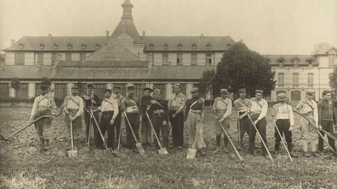 Mutilés de guerre dans leurs exercices de rééducation et de réadaptation professionnelle agricole. 1917.