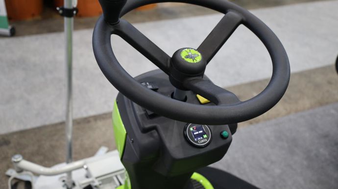 Le volant et son indicateur de batterie (marque Currtis).
