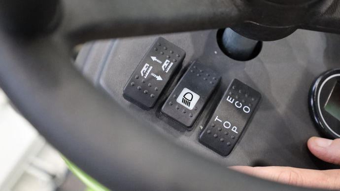 Des commandes simples, près du volant.