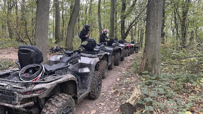 Les pauses sur le parcours d’essai, au cœur du domaine boisé de Forest Hill (Yvelines), nous ont permis de comparer les différentes options et multiples accessoires qui équipent les Can-Am Outlander G3L.