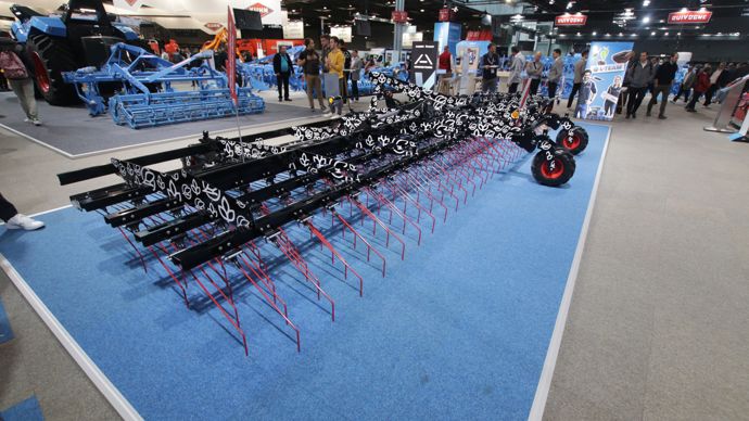 Lemken dévoile une gamme de herses étrilles de précision. Les dents sont réparties sur 8 rangées, et possèdent chacune leur propre vérin hydraulique de tension. Ces machines sont proposées pour le moment en 6 et 9 m de largeur de travail.