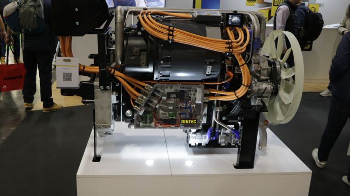  - Dintec est une marque du groupe Fétis qui fournit des composants aux constructeurs de machines. Elle présente au Sima différentes technologies de robotique, de logiciels embarqués et de motorisations alternatives. Le kit Egility est un bloc moteur électrique pour camion qui peut délivrer plus de 500 ch. L’entreprise envisage une solution similaire pour l’agriculture. Elle expose aussi un démonstrateur avec une pile à combustible (hydrogène).