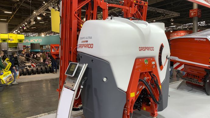  - Le Sima est le premier salon où Maschio-Gaspardo présente son nouveau pulvérisateur porté : le Tempo Ultra Isotronic. C’est l’arrivée de la coupure buse à buse dans la gamme du constructeur italien. La capacité de ce pulvérisateur isobus est de 1 600 ou 2 000 l et la largeur de travail va de 15 à 30 m.