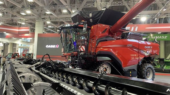 Une trémie de 20 000 litres, une barre de coupe de 18,60 m, 775 ch sous le capot… La moissonneuse-batteuse AF 10 de Case IH fait dans la démesure tout en conservant son identité, le monorotor.
