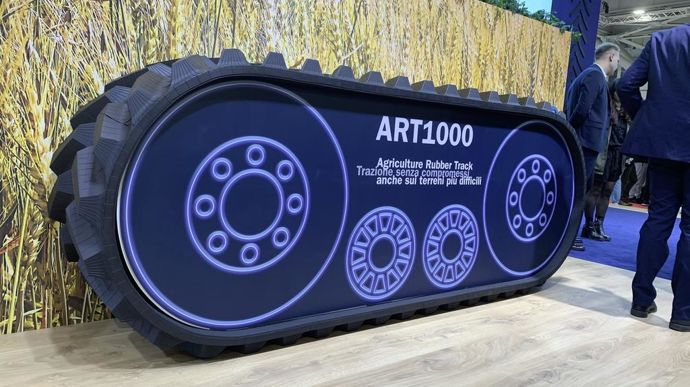 Le manufacturier suédois Trelleborg a développé son premier revêtement pour chenilles, l’ART100. Sa conception allie « une traction optimale » et « minimise le compactage du sol ».