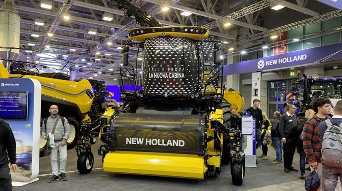 Une cabine repensée, CustomSteer pour des virages plus rapides en bout de champ, un capteur radar sur la goulotte pour détecter les surcharges : l’ensileuse FR Forage Cruiser de New Holland se bonifie.